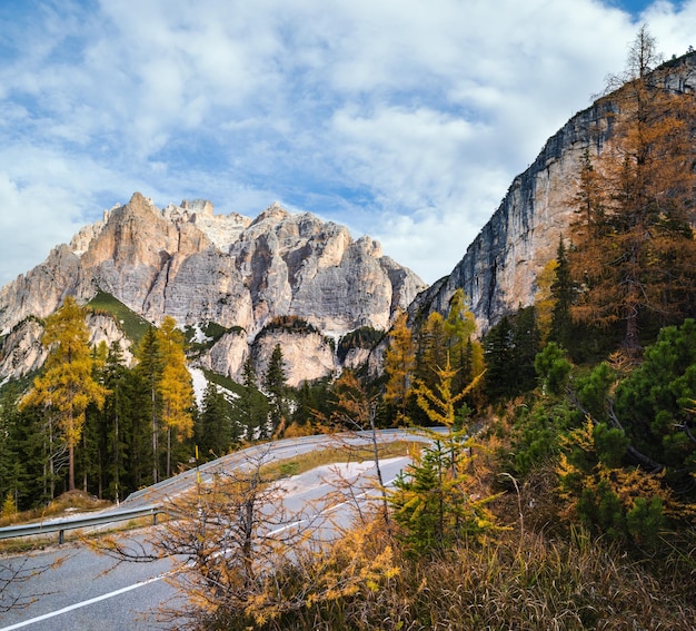 Herfst ochtend alpine Dolomieten bergtafereel Vreedzame Valparola Pass uitzicht Belluno Italië