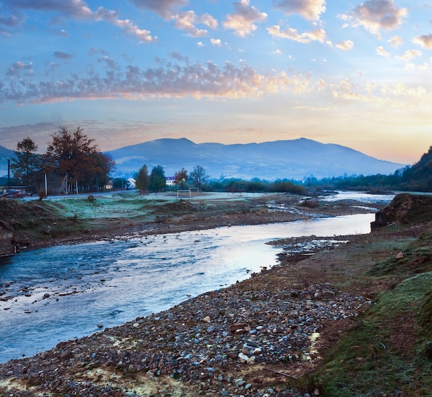 Herfst ochtend berg rivier