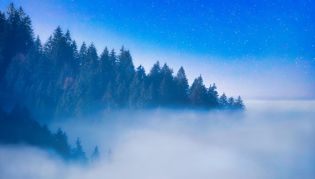 Herfst ochtend berglandschap Zonsopgang boven de mist