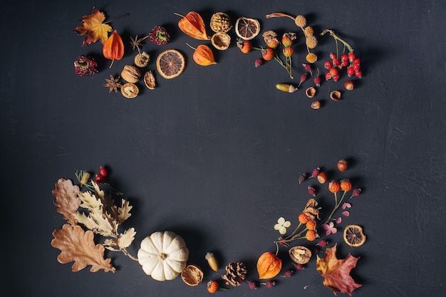 Herfst- of Thanksgiving-compositie met bladeren, pompoennoten, likdoorns en kopieerruimte voor tekst op een zwarte schoolbordtafel Seizoensdecoratie