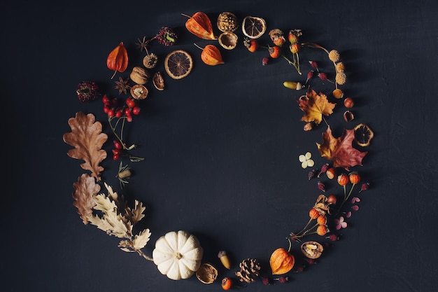 Herfst of Thanksgiving ronde compositie met bladeren pompoennoten likdoorns en kopieer ruimte voor tekst op zwarte schoolbordtafel Seizoensdecoratie