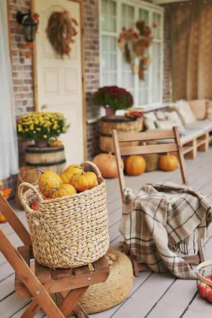 Herfst oogst terras achtergrond. Halloween. Land. Pompoenen en bloemen. Vakantie huis. Dankdag