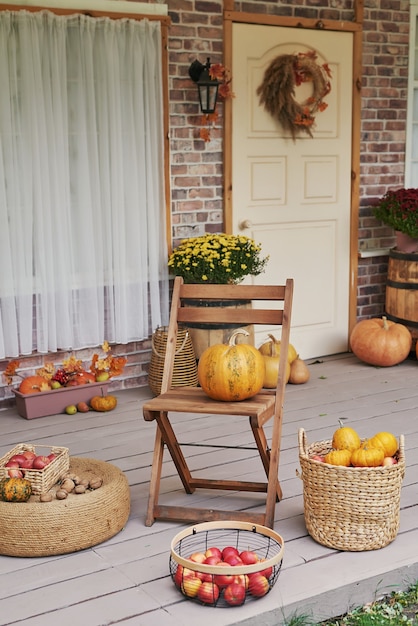 Herfst oogst terras achtergrond. Halloween. Land. Pompoenen en bloemen. Vakantie huis. Dankdag