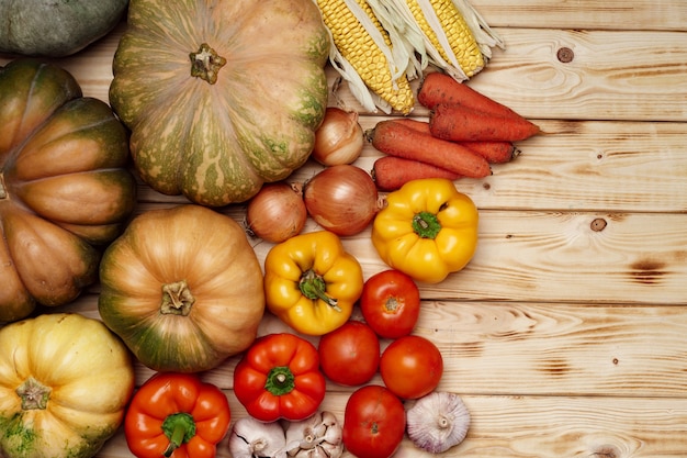 Herfst oogst van groenten op een houten bord