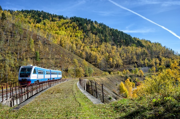 Herfst op de weg Circum-Baikal ten zuiden van het Baikalmeer