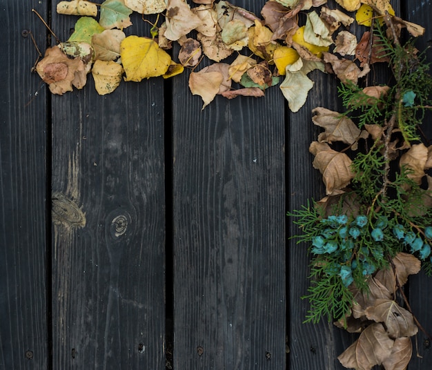 Herfst op een mooie houten tafel.