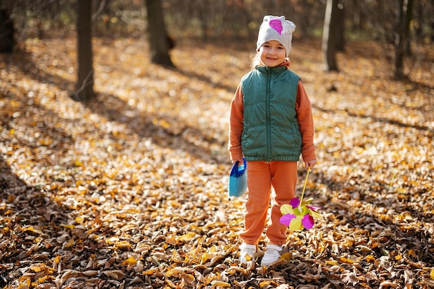 Herfst openluchtportret van mooi gelukkig kindmeisje in bos