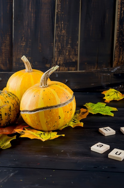 Herfst oppervlak met pompoenen, bladeren