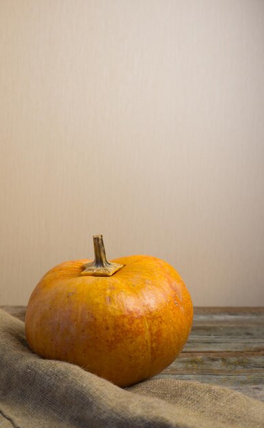 Herfst oranje pompoen op houten tafel