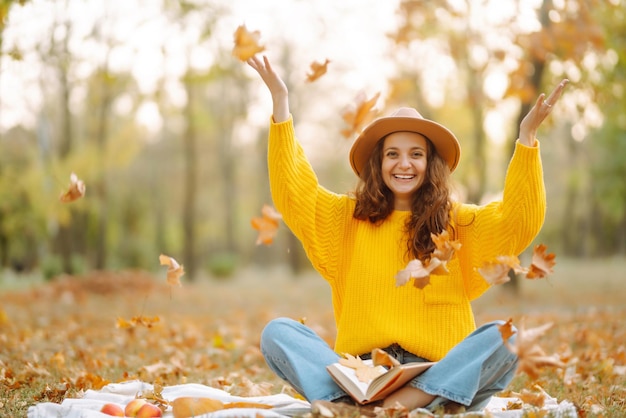 Herfst picknick met pompoen Stijlvolle vrouw geniet van het herfstweer in het park Herfst oogst