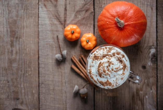 Herfst pittige pompoen drankje pompoen latte op houten achtergrond bovenaanzicht