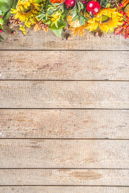 Foto herfst planten op houten tafel