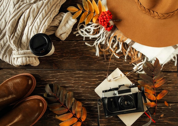 Foto herfst plat, hoed, trui, camera, koffie. gezellige herfst