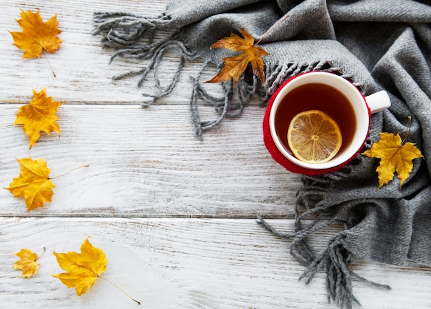 Herfst plat lag met een kopje thee en bladeren