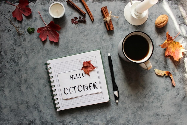 Foto herfst plat lag met kleine pompoenen vallen esdoorn bladeren en blanco papieren notitieboekje op een witte achtergrond het concept van september en school mockup