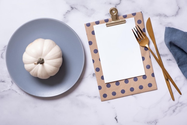 Herfst plat met lege tablet en decoratieve pompoenen op marmeren bovenaanzicht als achtergrond