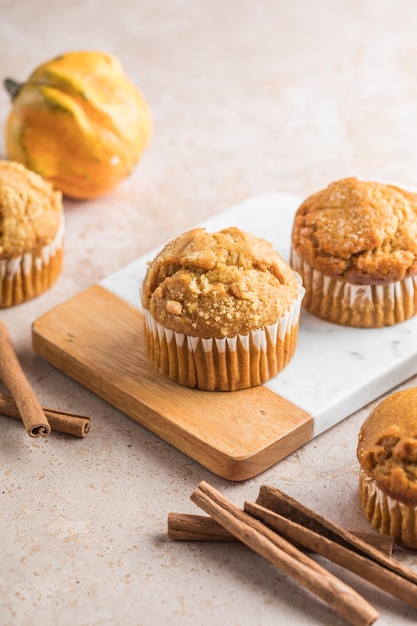 Foto herfst pompoen cupcakes of gebakken muffins met verse pompoen voor thanksgiving