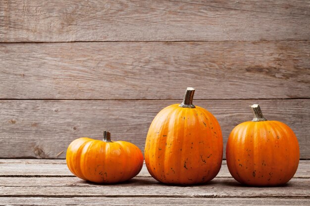 Herfst pompoenen op houten tafel