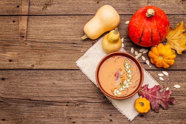 Herfst Pompoensoep. Traditionele ingrediënten, gezond voedselconcept.