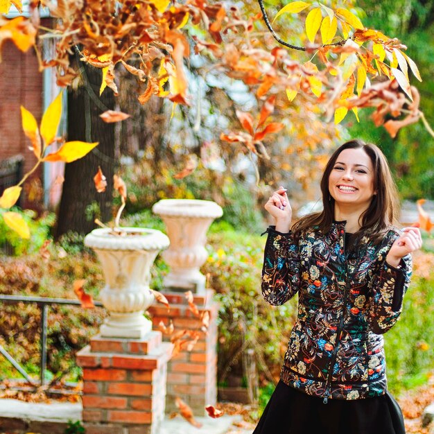 Herfst portret van jonge gelukkige vrouw. gele herfstbladeren. Gelukkig mooie mensen. Levensstijl. Val