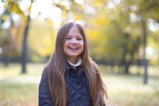 Herfst portret van lachend mooi meisje in stadspark