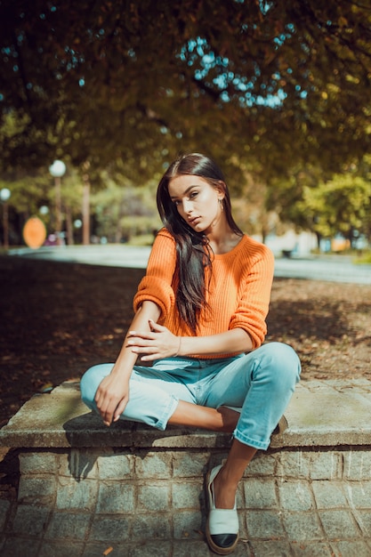 Herfst portret van modieuze jonge vrouw camera kijken