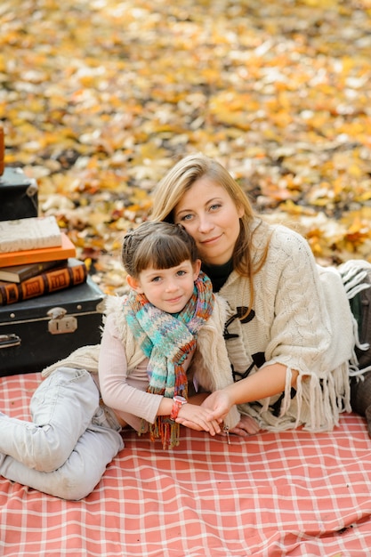Herfst portret van moeder met een dochter in de herfst park.