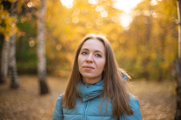 Herfst portret van mooie vrouw op herfst natuur achtergrond