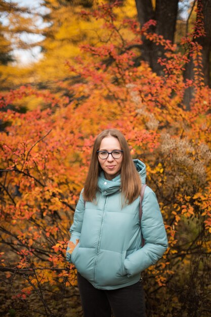 Herfst portret van mooie vrouw op herfst natuur achtergrond