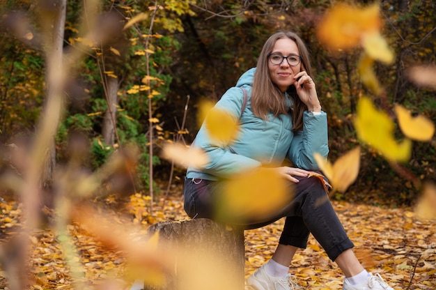 Herfst portret van mooie vrouw op herfst natuur achtergrond