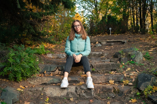 Herfst portret van mooie vrouw op herfst natuur achtergrond