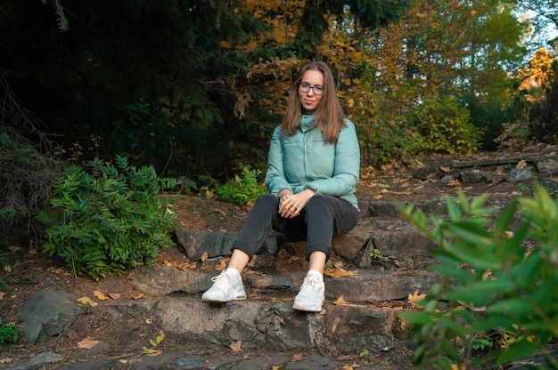 Herfst portret van mooie vrouw op herfst natuur achtergrond