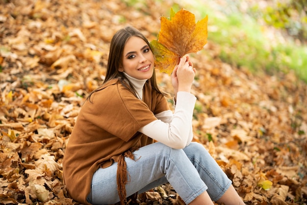 Herfst portret van vrolijke vrouw met gele esdoorn bladeren portret van schoonheid meisje met herfst bladeren