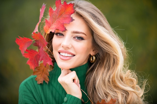 Herfst portret van vrolijke vrouw met gele esdoornbladeren Portret van schoonheid meisje met herfstbladeren