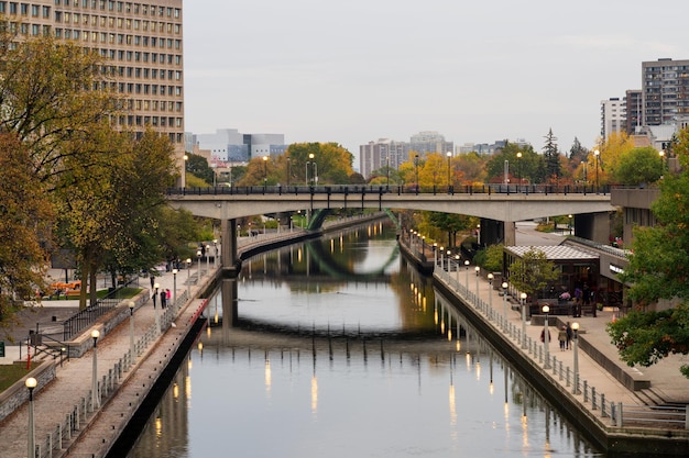 Herfst rode bladeren landschap in Ottawa Ontario Canada Herfstbladeren in Rideau Canal Pathway