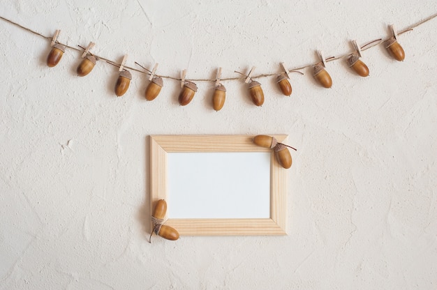 Herfst samenstelling. Acorn met wasknijpers op kledinglijn touw. Houten pinnen.