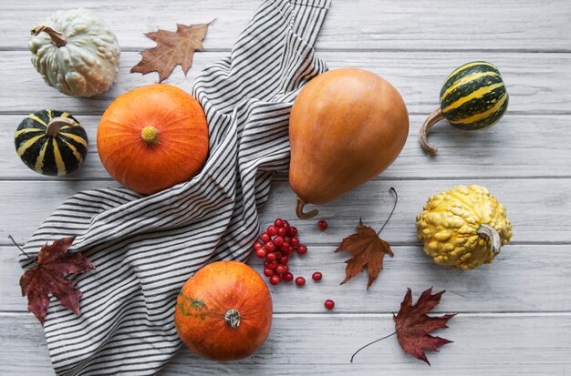 Herfst samenstelling, gezellige herfst seizoen, pompoenen en bladeren op houten achtergrond. Symbool van Thanksgiving vakantie, plat lag