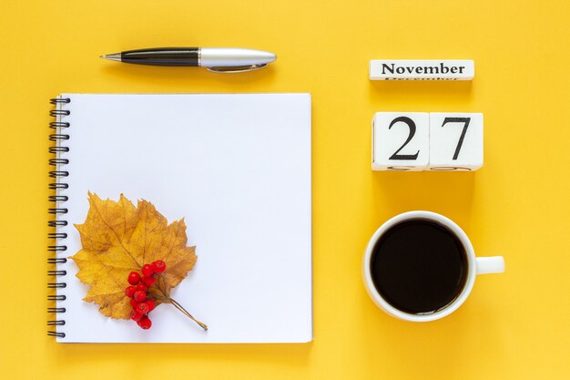 Herfst samenstelling. Houten kalender 27 november kopje koffie