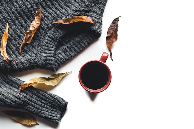 Herfst samenstelling Kopje koffie trui op witte achtergrond