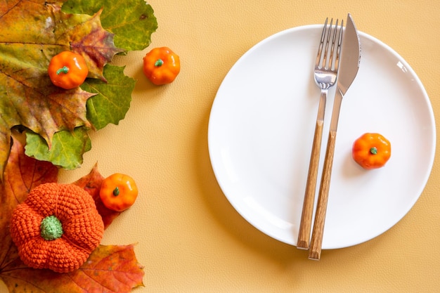 Herfst samenstelling met pompoenen en bladeren herfst achtergrond