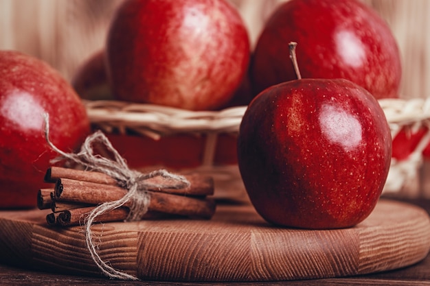 Herfst samenstelling met verse rode appels op tafel