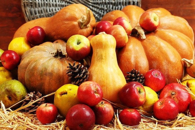 Herfst samenstelling van fruit en pompoenen op stro op houten achtergrond