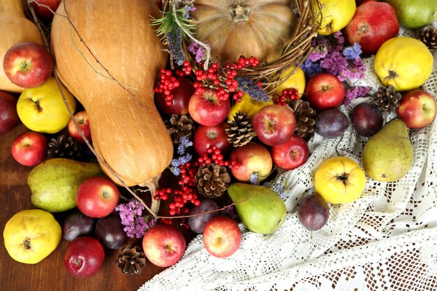 Herfst samenstelling van fruit, pompoenen en bloemen op tafel close-up