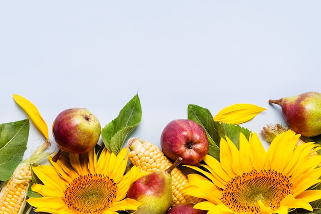 Herfst samenstelling van zonnebloem, maïs en peren. Oogst vakantie concept