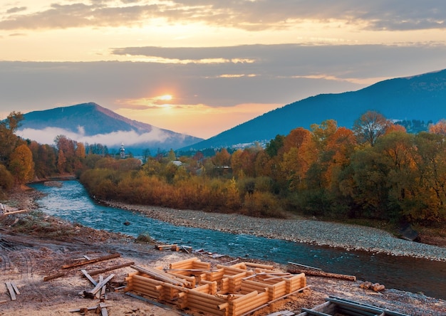 Herfst schemering berg rivier Kolochava Karpaten Oekraïne