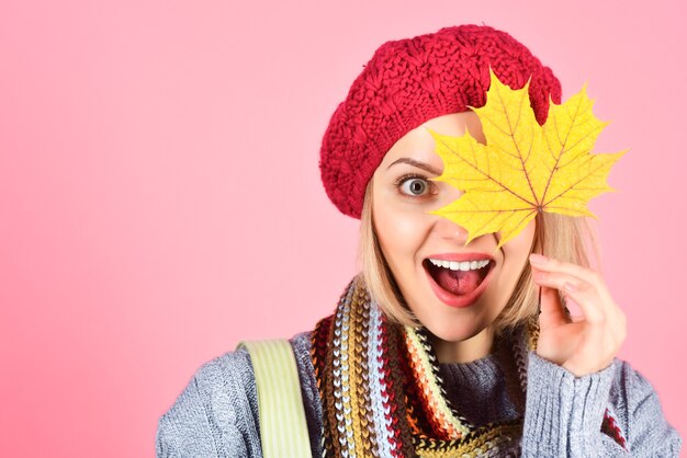 Herfst stemming herfst tijd mooie vrouw met herfst geel esdoornblad herfst mode portret van