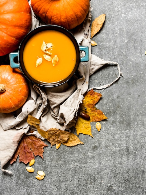 Herfst stijl. pompoensoep van een rijpe pompoen op stenen tafel.