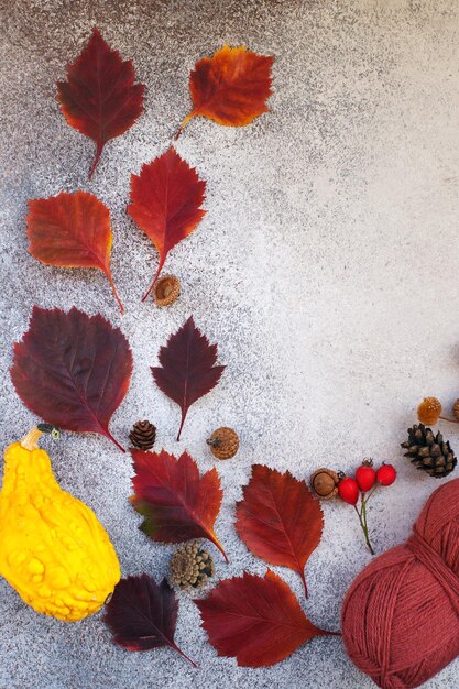 Herfst stilleven gezellige compositie met gevallen bladeren pompoen kegels en garen bovenaanzicht ruimte voor tekst