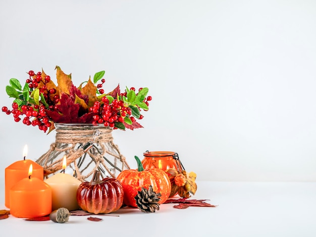 Herfst stilleven laat kaarsen pompoenen en meer op een lichte achtergrond Het concept van herfst gezelligheid en warmte Ontwerp met ruimte voor tekst