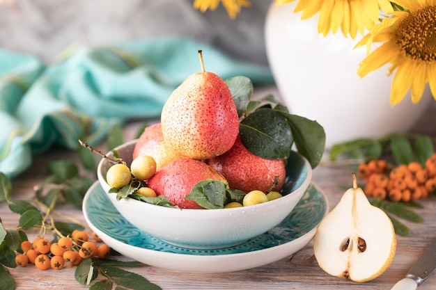 Herfst stilleven met peren en zonnebloem bloemen op houten achtergrond